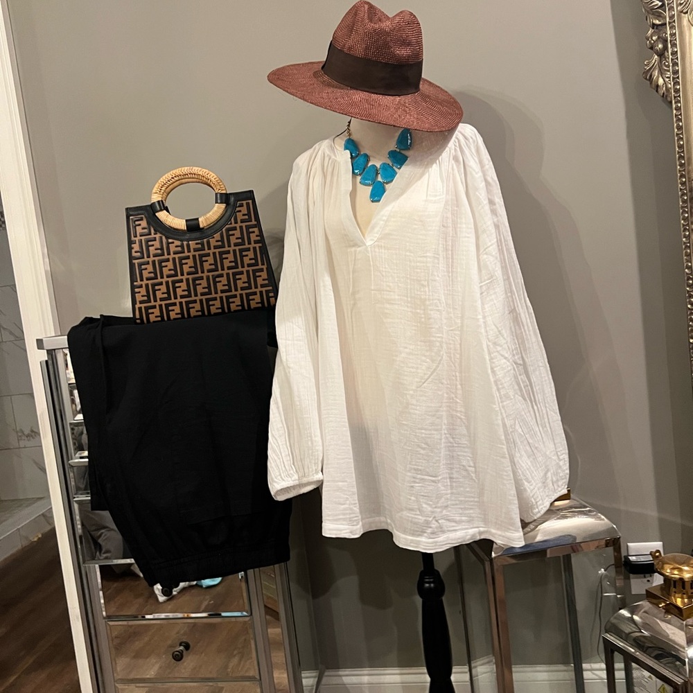 white linen top, black linen pants Kendra Scott necklace, banana republic hat